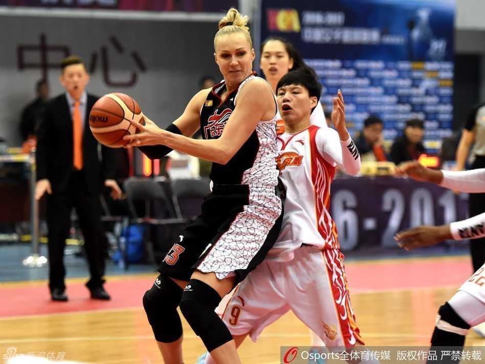 广东队外援以一记极具想象力的击地传球撕裂河南队防线，皮球精准地从两名防守队员的缝隙中穿过，队友接球后轻松上篮得分，这一刻个人能力与团队配合达成了完美默契。