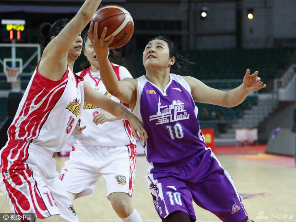 开场跳球瞬间，山西队与上海队的球员高高跃起，指尖几乎同时触到皮球，如同两支离弦之箭，拉开了这场龙争虎斗的序幕。