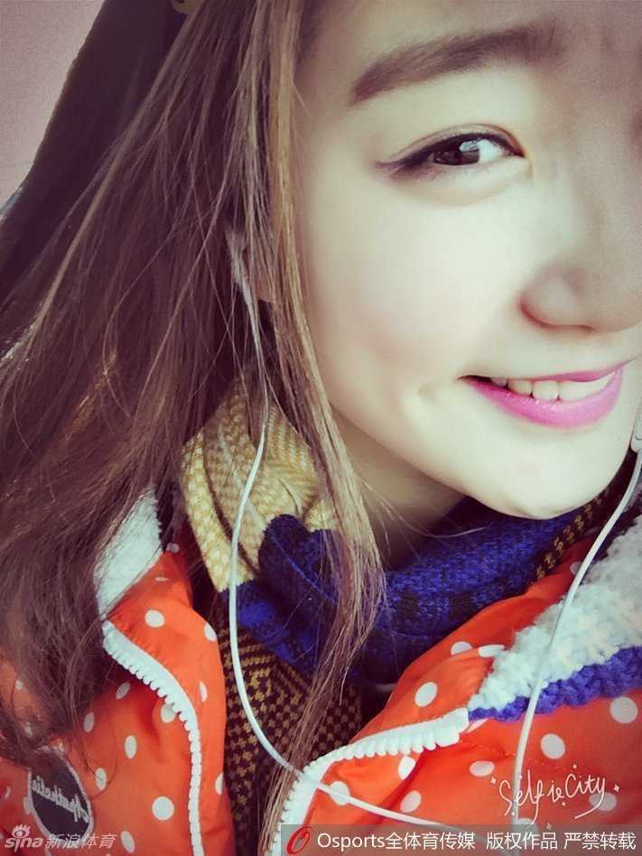 怀中的小泰迪似乎也很享受与主人的亲密时光，李梦低头凝视着它，眼神中满是宠溺，构成了一幅岁月静好的画面