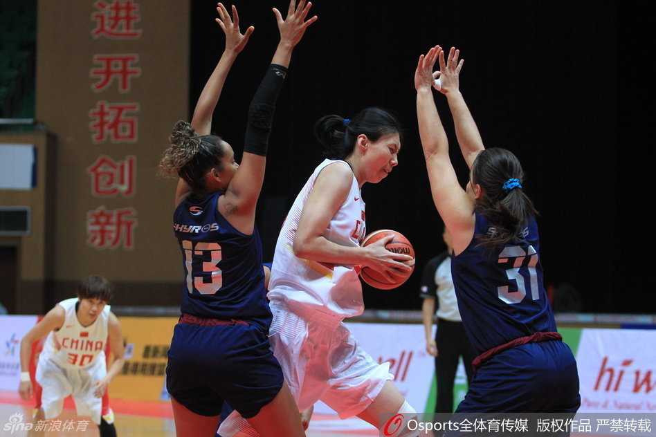 激烈的篮下卡位中，双方球员为了球权展开肉搏，肌肉碰撞的声音响彻球场，这是力量与意志的直接对话。