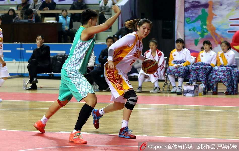 河南女篮核心黄品蓁持球快速突破黑龙江防线，眼神中充满进攻的坚定与自信