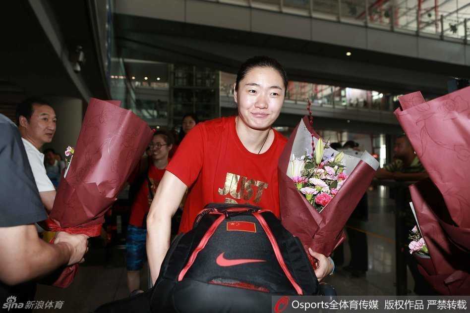 女篮英雌京城凯旋 里约征程自此始 女篮姑娘们身着统一红色领奖服,在首都机场留下一张珍贵的大合影,每个人脸上都洋溢着胜利的喜悦和对奥运的向往。