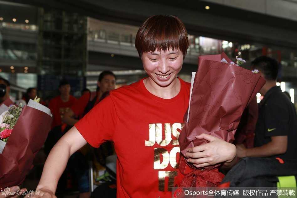 女篮英雌京城凯旋 里约征程自此始 核心邵婷与主帅马赫、队员陈晓佳一同出现,师徒同心,他们将在里约奥运会上迎接美国、西班牙等世界强队的挑战。