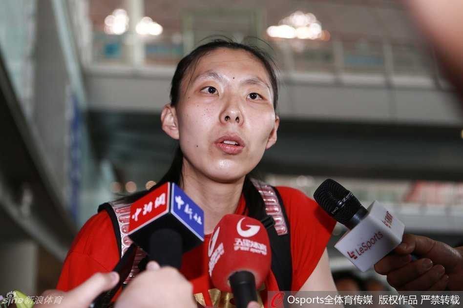 女篮英雌京城凯旋 里约征程自此始 锋线尖刀孙梦昕走出通道,面带微笑,她在落选赛中的出色发挥为中国队提供了强大的外围火力支援。