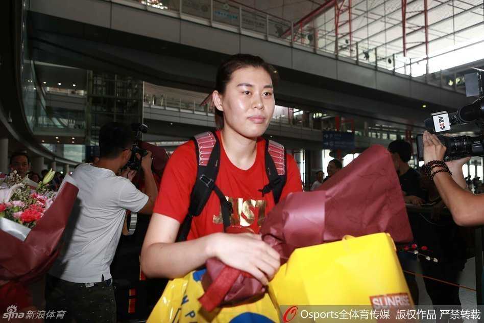 女篮英雌京城凯旋 里约征程自此始 潜力新星黄思静在机场步伐轻盈,这位年轻的内线在比赛中敢打敢拼,被主帅视为未来能改变球队比赛走势的关键人物。
