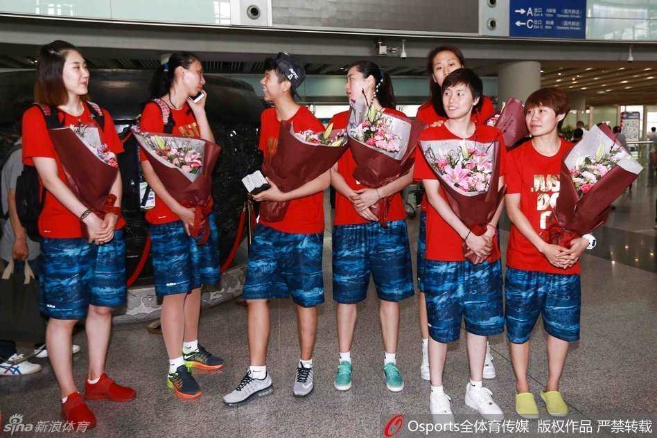 女篮英雌京城凯旋 里约征程自此始 老将陈楠在抵达后接受现场媒体采访,她的眼神坚定从容,这位火线复出的妈妈级球员正是球队晋级奥运的头号功臣。