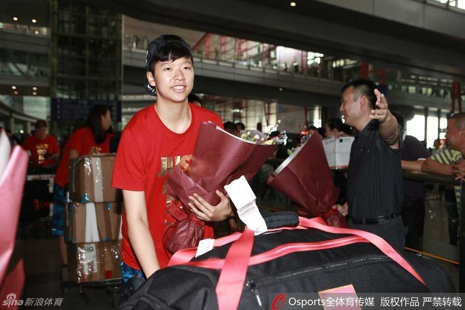 女篮英雌京城凯旋 里约征程自此始 吴迪、高颂等国手并肩而行,她们代表着中国女篮的年轻力量,即将在里约的赛场上刮起青春风暴。