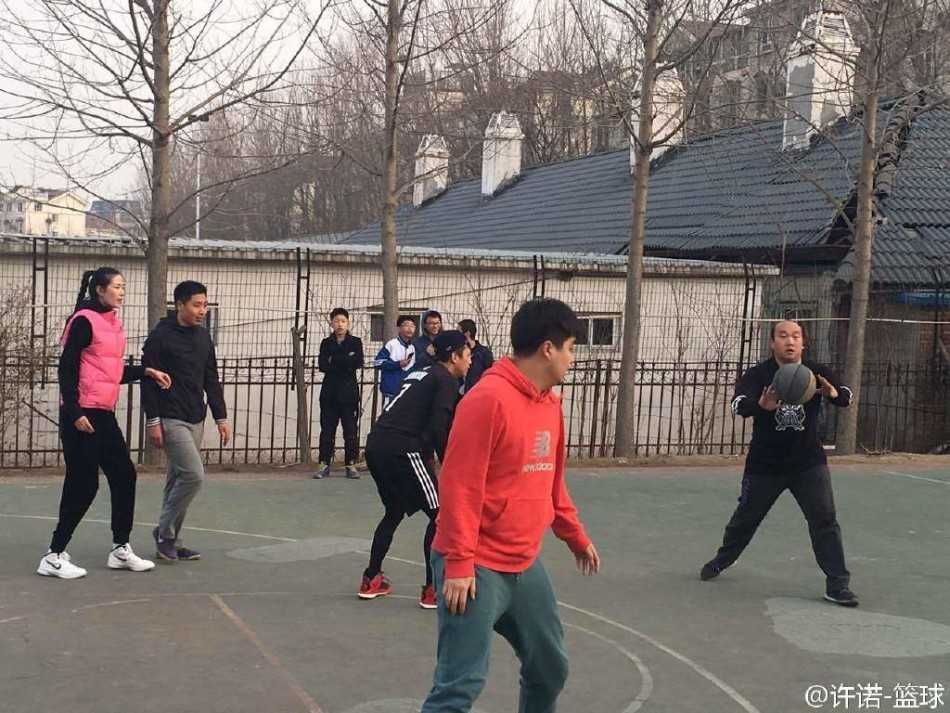 球局结束后，许诺、邓超与在场的球友们聚在一起拍摄大合影，大家肩搭着肩，笑容满面，记录下这充满汗水与欢笑的珍贵时刻。