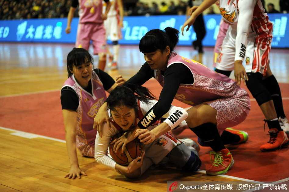 上海队坎贝奇在内卡位要球，肌肉线条分明，新疆队查尔斯寸步不让，两人手臂纠缠在一起，展现了顶级中锋的角力。