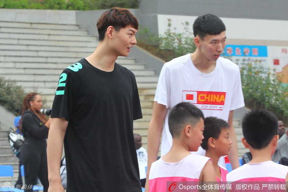 姚明携中美篮球巨星福州献爱心 助力灾后学校重建 在众人的期待中,一位小球员在球星的托举下高高跃起,终于过了一把梦寐以求的扣篮瘾。