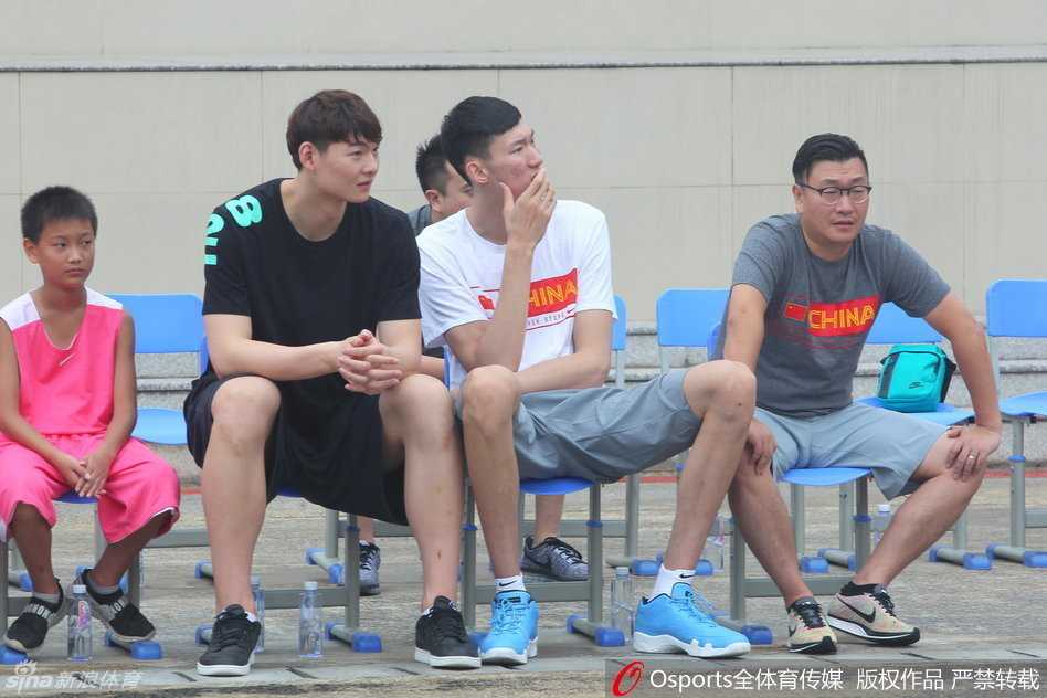 姚明携中美篮球巨星福州献爱心 助力灾后学校重建 篮球巨人姚明与爱妻叶莉在场边相视而笑,叶莉的目光中满是支持,共同为公益事业贡献温暖力量。