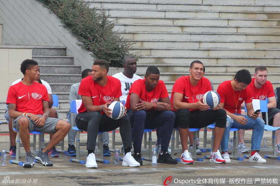 姚明携中美篮球巨星福州献爱心 助力灾后学校重建 周琦俯下身子耐心指导小队员的投篮动作,眼神专注而认真,将自己的篮球技巧倾囊相授。