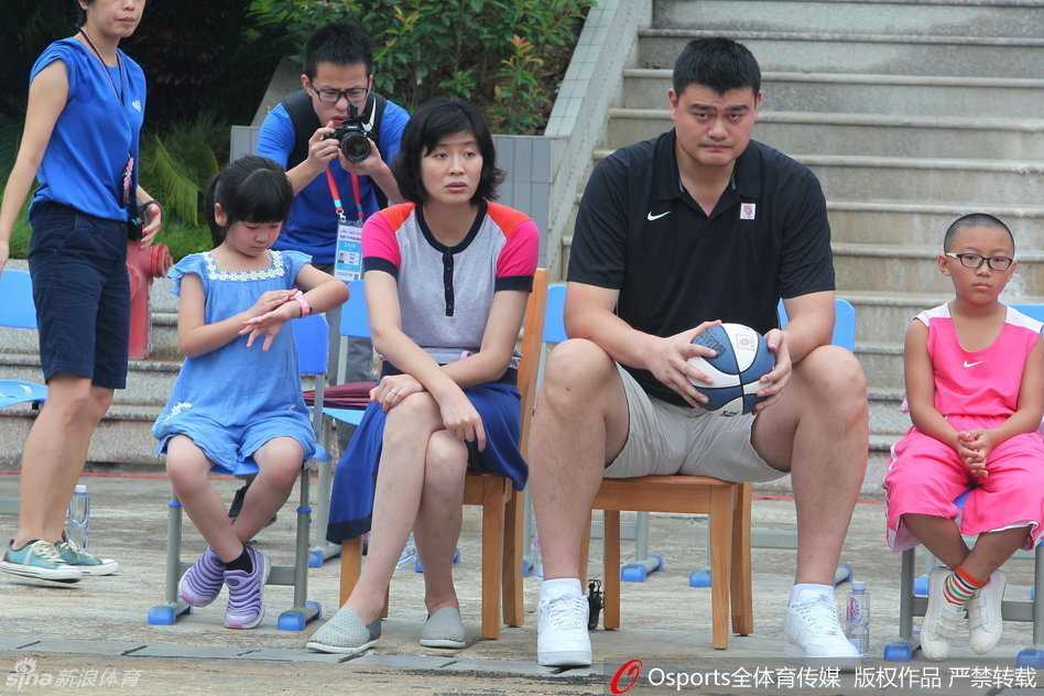 姚明携中美篮球巨星福州献爱心 助力灾后学校重建 魔术队扣将阿隆-戈登领衔众美国球星现身球场,他高大的身影瞬间成为孩子们眼中的焦点,现场气氛热烈。