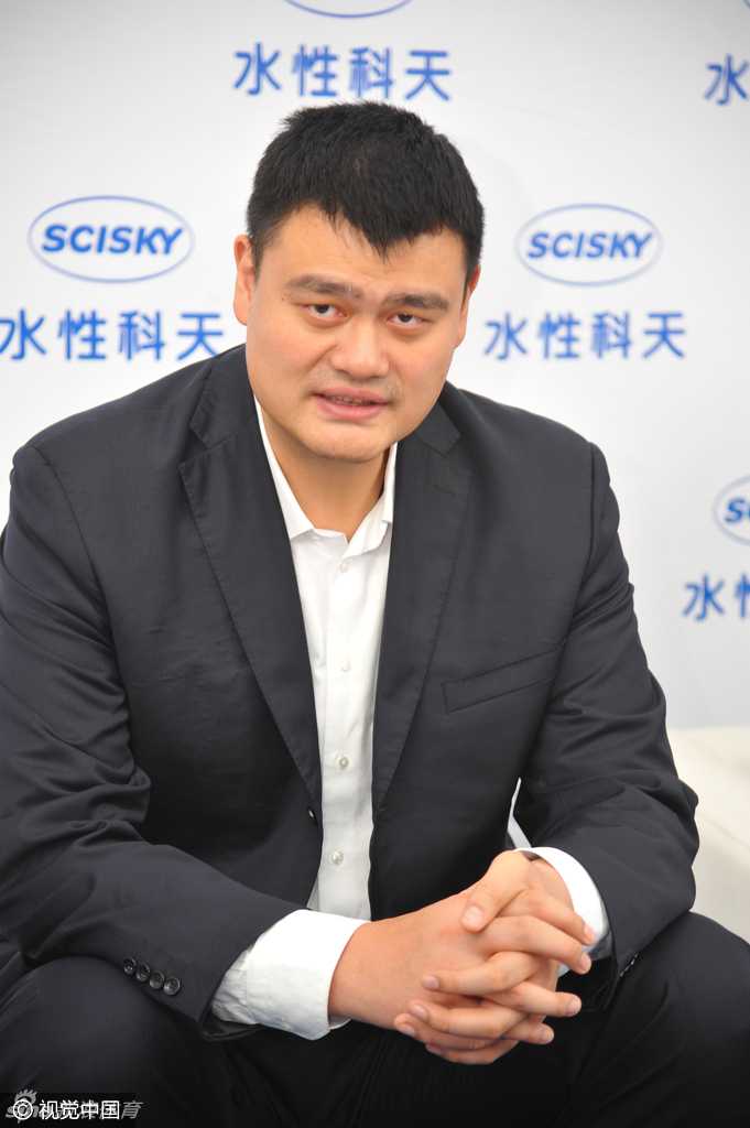 在剪彩仪式上，姚明与南宁市政府及企业领导并肩而立，手持金剪共同为产业园剪彩，身后的彩弹腾空而起，场面热烈。