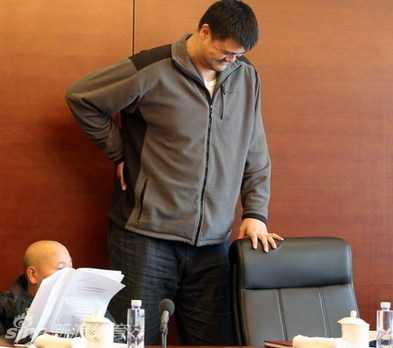 姚明的一个微小举动,戳中了多少特权心理的痛处 姚明在众人注视下缓缓从大号座椅上站起,高大的身影在严肃的会场中格外醒目,他正走向那把等待着他的普通椅子。