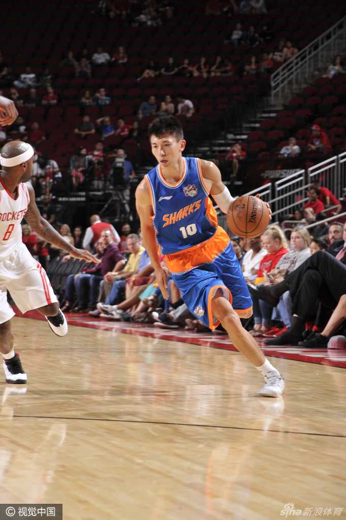 火箭队当家球星哈登在面对上海队的防守时，如指挥家般运球推进，眼神中充满对新赛季的期待与自信。