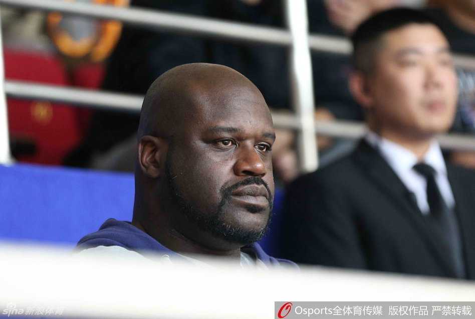 姚明邀鲨鱼奥尼尔助阵,大鲨鱼主场取胜背后的欢笑与温情 赛前热身环节,姚明与奥尼尔在场边热聊,奥尼尔似乎在讲述什么有趣的往事,逗得姚明开怀大笑,气氛十分融洽。