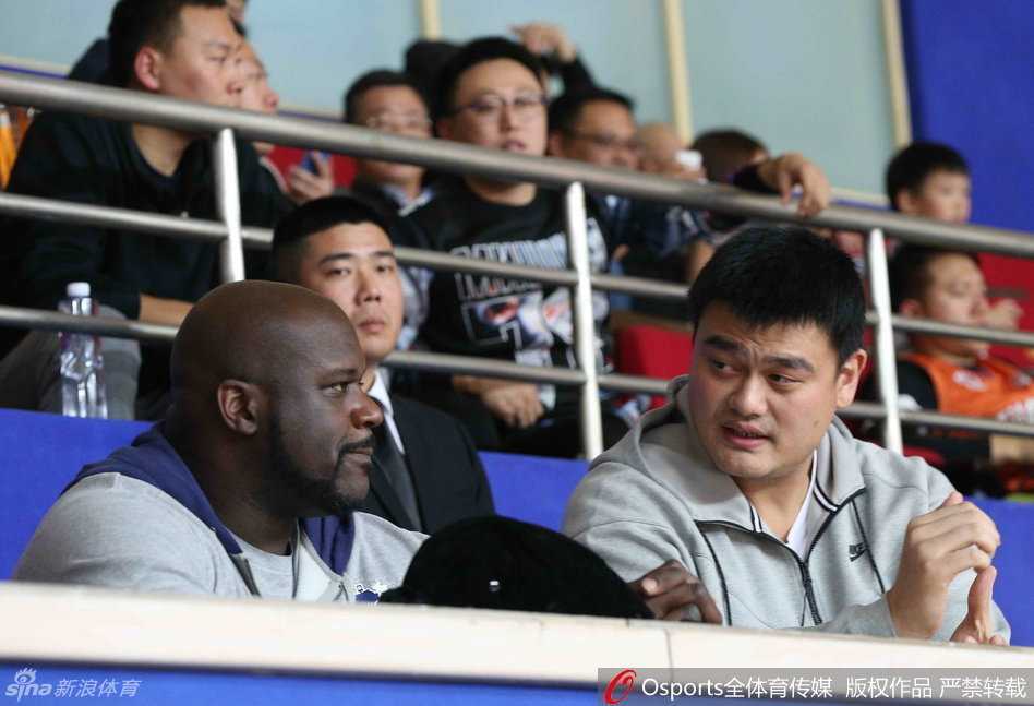 姚明邀鲨鱼奥尼尔助阵,大鲨鱼主场取胜背后的欢笑与温情 在比赛的某个间隙,姚明与奥尼尔相视一笑,眼神中流露出对彼此的理解和对比赛共同的热爱,仿佛在互相鼓劲,一切尽在不言中。