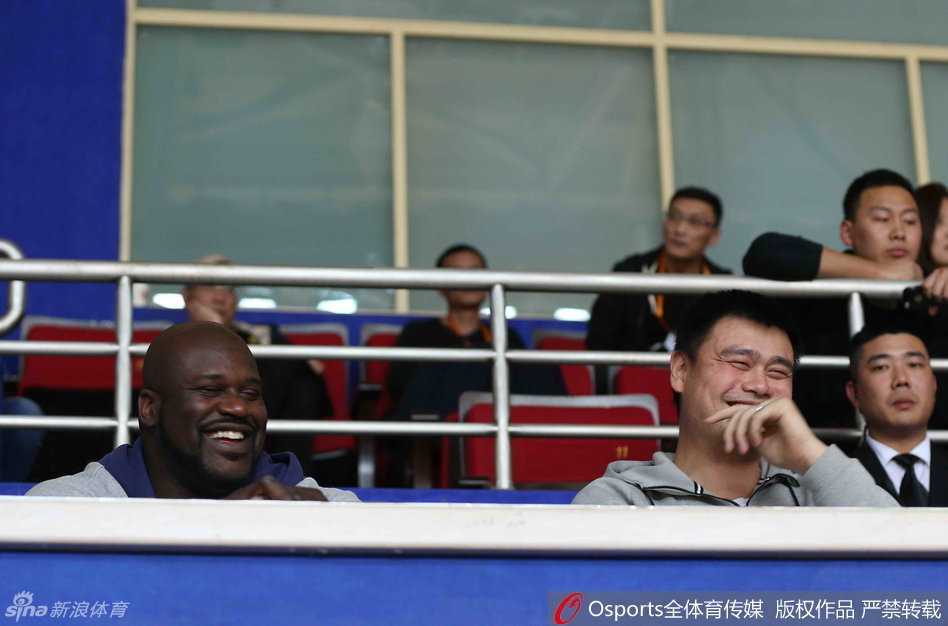 姚明邀鲨鱼奥尼尔助阵,大鲨鱼主场取胜背后的欢笑与温情 姚明的父母也低调出现在看台上,专注地观看比赛,为儿子的球队默默加油,眼神中透露出对儿子的骄傲与支持。