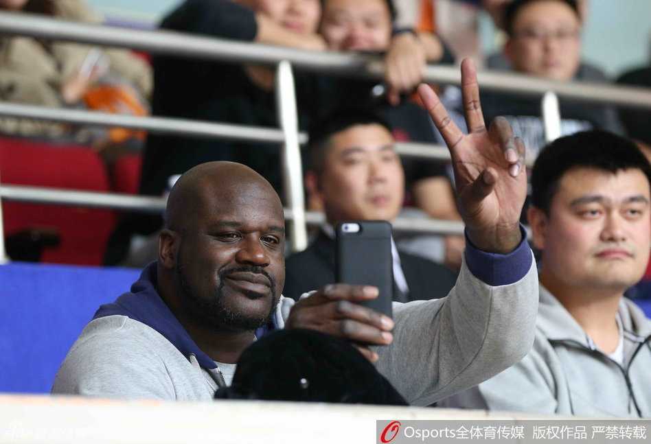 姚明邀鲨鱼奥尼尔助阵,大鲨鱼主场取胜背后的欢笑与温情 奥尼尔坐在姚明身旁,搞怪地对着镜头比出‘二’的手势,身边的姚明则是一脸宠溺的微笑,两大巨人同框的画面让场边瞬间变成了欢乐的海洋。