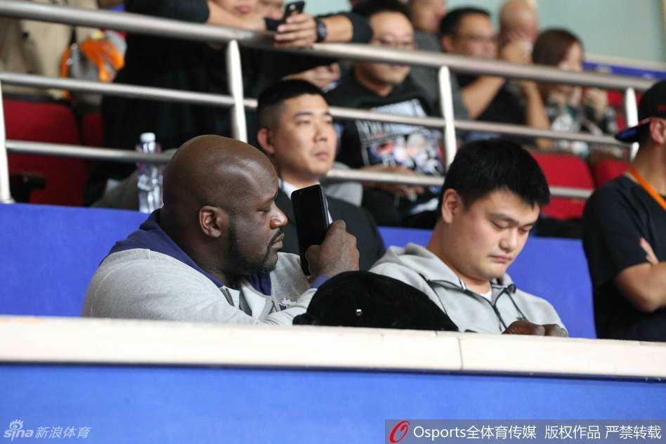 姚明邀鲨鱼奥尼尔助阵,大鲨鱼主场取胜背后的欢笑与温情 姚明在场边神情专注地观看着比赛,或许是在为球队的某个回合感到惋惜,他眉头微蹙,一副‘好严肃’的老板模样,完全沉浸在了激烈的战局之中。