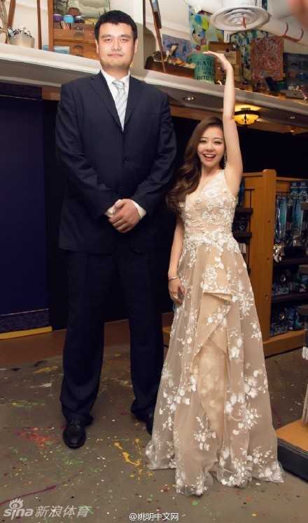 姚明领衔迪士尼最萌身高差盛宴 彭于晏戴着米奇手套与姚明合影,182公分身高的他此刻仿佛变成迷你版,表情兴奋