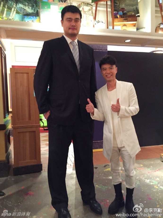 姚明领衔迪士尼最萌身高差盛宴 姚明被众星环绕,有人踮脚有人仰头,大家笑容满面地展现最萌身高差合影