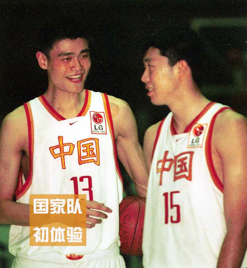 姚明:从上海少年到中国篮球百年符号 退役发布会上的姚明身着深色西装,身后的背景板上写着