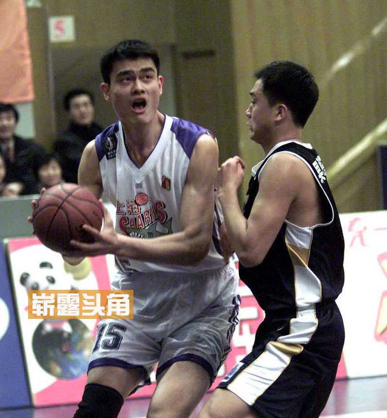 姚明:从上海少年到中国篮球百年符号 姚明身披中国队13号战袍在亚洲赛场上暴扣,对手只能仰望这道红色闪电,13号从此成为一个时代的代号