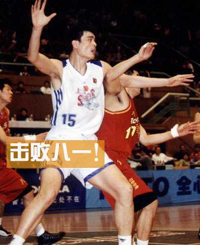 姚明:从上海少年到中国篮球百年符号 姚明左脚穿着特制保护靴坐在场边,双手抱头难掩失落,身后的巨大号码显得如此孤独,伤病让巨人暂时低下了头