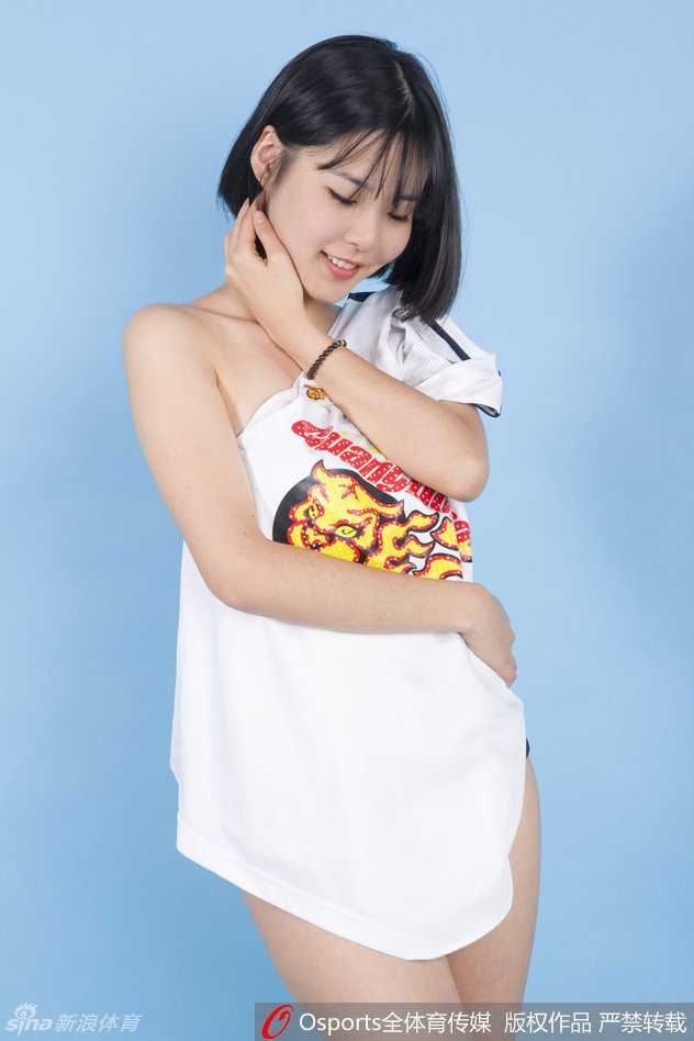 娇俏篮球宝贝真空上阵 倾情力挺华南虎宏远男篮 充满活力的宝贝轻轻掀起手中的宏远球衣,展现出健康性感的马甲线和一双笔直修长的美腿,她用这个动作为支持的球队加油打气。