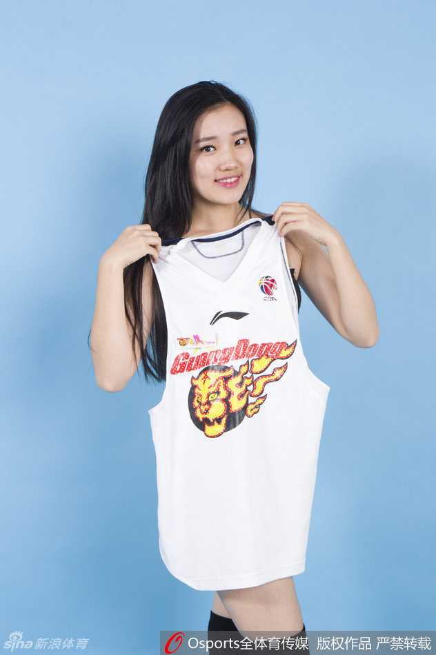 娇俏篮球宝贝真空上阵 倾情力挺华南虎宏远男篮 一位可爱的篮球宝贝展现出俏皮的一面,她自信地竖起大拇指,不仅是在为宏远队点赞,也是在为所有热爱篮球、支持华南虎的粉丝们点赞。