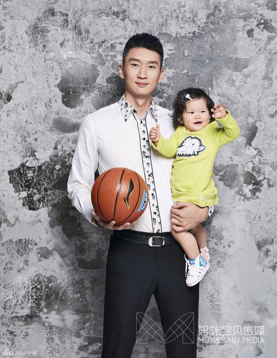 孙悦与陈露携爱女“月亮”温情出镜,家庭与篮球构筑的人生双赢 陈露温柔地抱着女儿月亮,眼神中充满无限爱意与呵护,小月亮安静地依偎在妈妈怀里,背景是柔和的自然光,营造出静谧而美好的氛围。