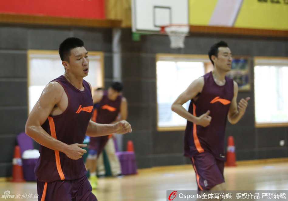 孙悦在体测间隙大汗淋漓，汗水浸透了训练服，凸显出他经过特训后厚实挺拔的背部肌肉轮廓。