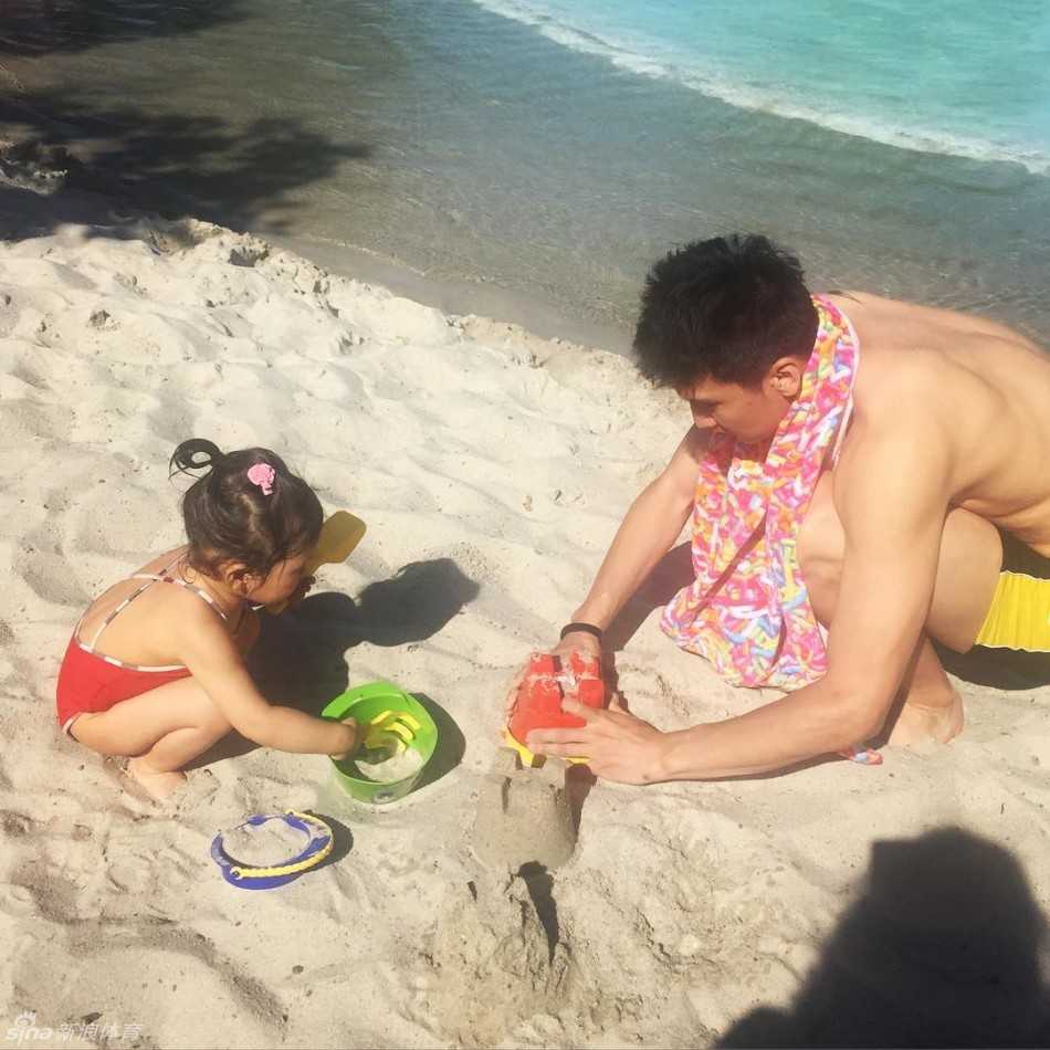 陈露在旅途中俏皮地对着镜头比出剪刀手，身后的美景映衬着她如同少女般灿烂的笑容，心情和天气一样晴朗。