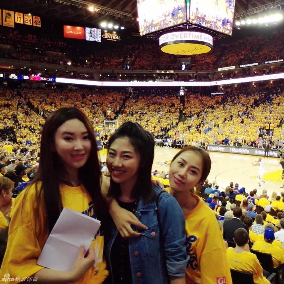 母亲陈露的镜头下，女儿“小月亮”正在尝试自己穿鞋，小小的背影透着一股独立的倔强劲儿，记录着孩子成长的每一步。