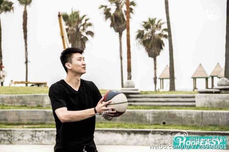 孙悦以洛杉矶威尼斯海滩球场为背景，留下了这张充满夏日风情的纪念照，湛蓝的天空与棕榈树见证了中国球星在街头篮球圣地留下的足迹。