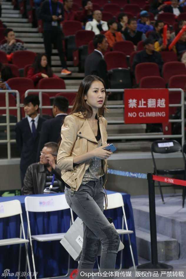 孙悦爱妻陈露五棵松柔情助阵,卫冕冠军首战惜败新疆 陈露在看台上神情微凝,或许是因为场上比分的胶着,这一刻她不再是T台上的冷艳模特,而是一名与丈夫同欢喜共担忧的普通球迷妻子。