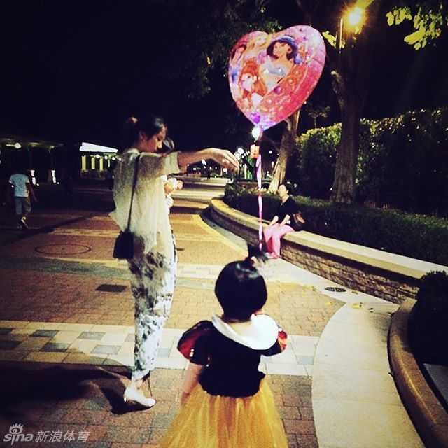 孙悦爱妻陈露携女畅游迪士尼,温馨母爱洋溢童话王国 陈露蹲下身子,视线与女儿平齐,耐心地给她讲解着什么。这个小小的动作充满了尊重与平等,母爱的光辉在这一刻比周围的童话布景更加耀眼动人。