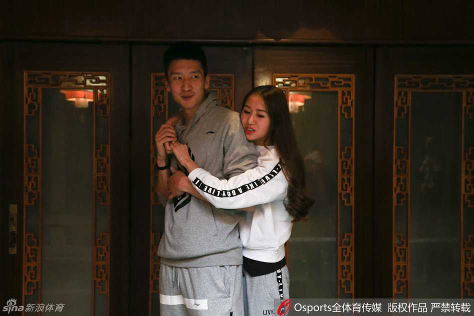 孙悦陈露爱意绵绵,生日派对定格幸福时光 孙悦与陈露在生日会上甜蜜相拥,两人闭眼亲吻,周围的空气仿佛都凝固在幸福的瞬间