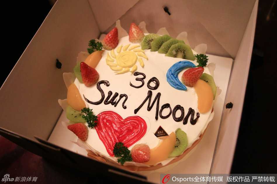 孙悦陈露爱意绵绵,生日派对定格幸福时光 陈露在生日会上被朋友们簇拥,手捧鲜花,笑容灿烂,显得格外幸福和满足