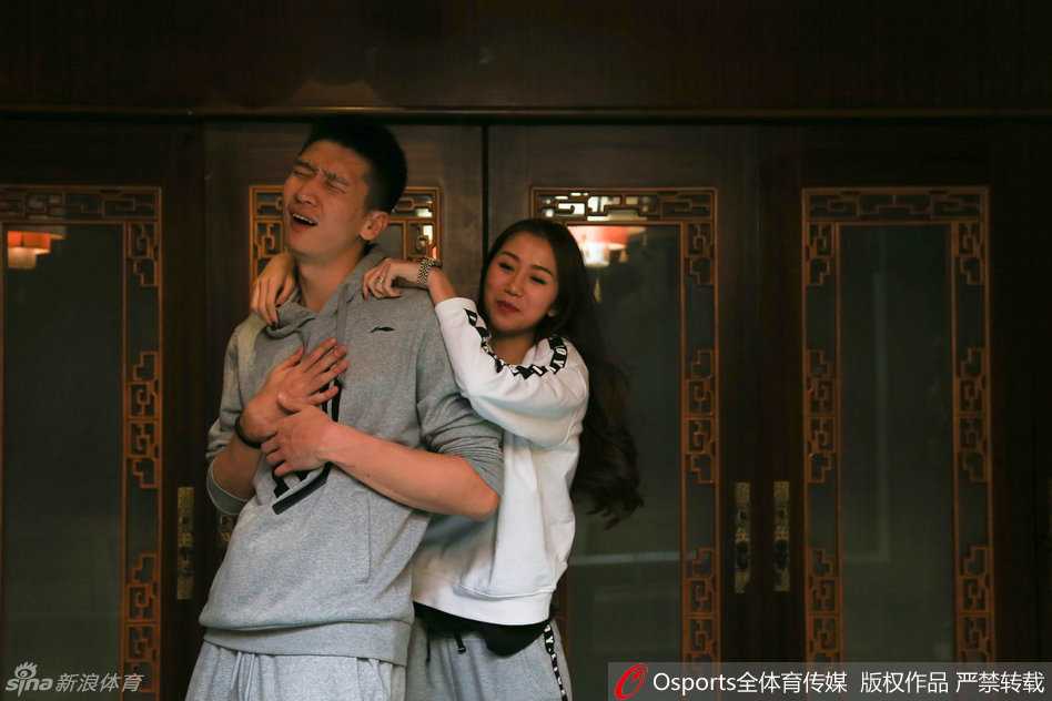 孙悦陈露爱意绵绵,生日派对定格幸福时光 生日会现场的蛋糕特写,精致的裱花和点缀透露着陈露为孙悦庆生的用心与爱意