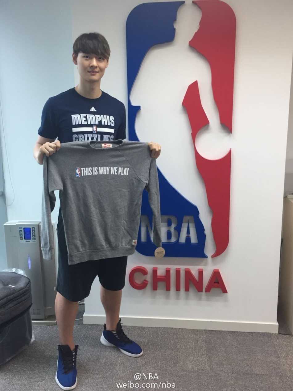 孟菲斯情缘开启,王哲林造访NBA中国总部 站在NBA中国总部的标志前,王哲林的身姿显得格外挺拔,这张合影是他篮球人生新篇章的郑重落笔。