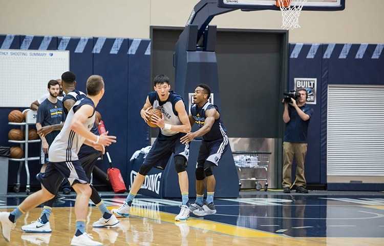 周琦完成一次精彩的防守后，脸上露出自信的笑容，这一刻他的天赋在球场上得到了淋漓尽致的展现。