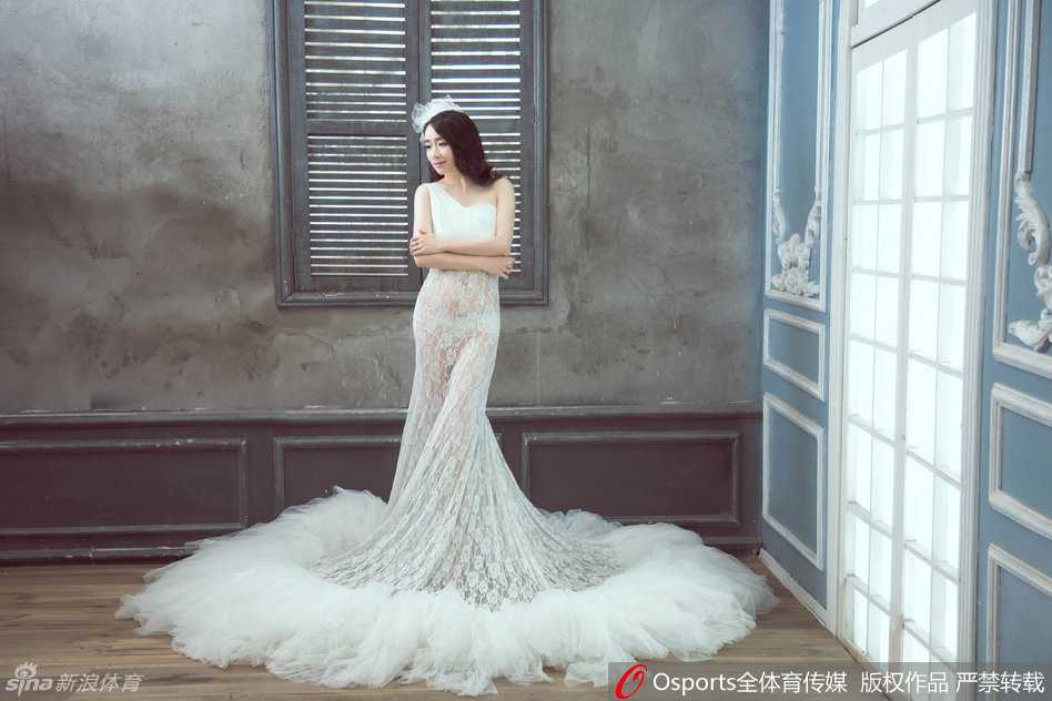 孟达娇妻与爱女定格唯美瞬间 产后身材依旧火辣羡煞旁人 小主人公孟焕在镜头前显得十分乖巧,一双灵动的大眼睛好奇地打量着世界,肉嘟嘟的小脸蛋让人忍不住想亲一口。