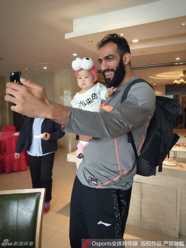 面对眼前陌生的叔叔，小公主脸上露出了经典的“孟达式”疑惑表情。她抿着小嘴，一双大眼睛充满了好奇与不解，似乎在问：“这个大个子是谁呀？为什么他的手掌比我的脸还大？”肉嘟嘟的脸颊配上这呆萌的神情，简直要把人萌化了。