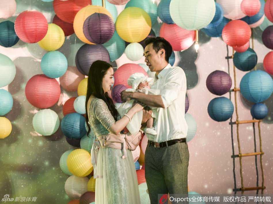 孟达爱女百日宴:江苏篮球铁汉的柔情时刻 篮球硬汉孟达将宝贝女儿紧紧搂在怀中,眼神里满是初为人父的宠溺与温柔,妻子赵丹丹依偎身旁,一家三口同框的画面仿佛定格了此刻所有的甜蜜与幸福。