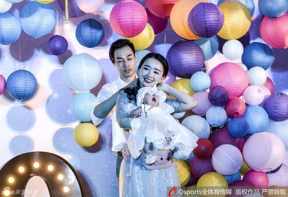 孟达爱女百日宴:江苏篮球铁汉的柔情时刻 孟达手持话筒站在台上讲话,眼神却始终温柔地望向怀中的小宝贝,身旁的妻子笑意盈盈地看着父女俩,温馨的氛围弥漫在整个会场,这是属于他们最难忘的家庭记忆。