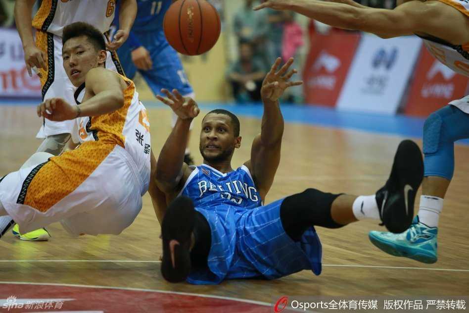 季前赛怀仁站京晋对决 老马休战众将爆发显底蕴 张庆鹏犹如尖刀般撕开防线突入内线,面对补防强硬出手,球迷期待的“张三疯”模式即将开启。