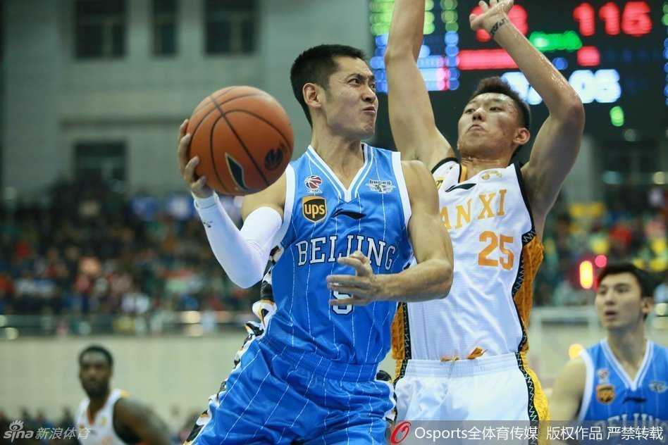 季前赛怀仁站京晋对决 老马休战众将爆发显底蕴 段江鹏面对旧主毫不手软,稳稳站上罚球线执行罚球,眼神中充满了证明自己的渴望。